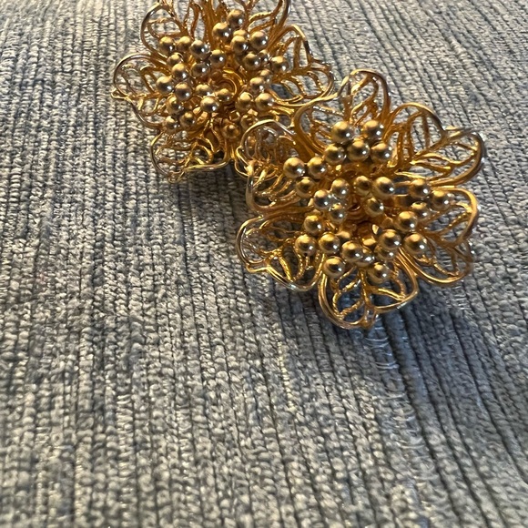 Vintage Gold Tone Clip -On Earrings! - Picture 15 of 16